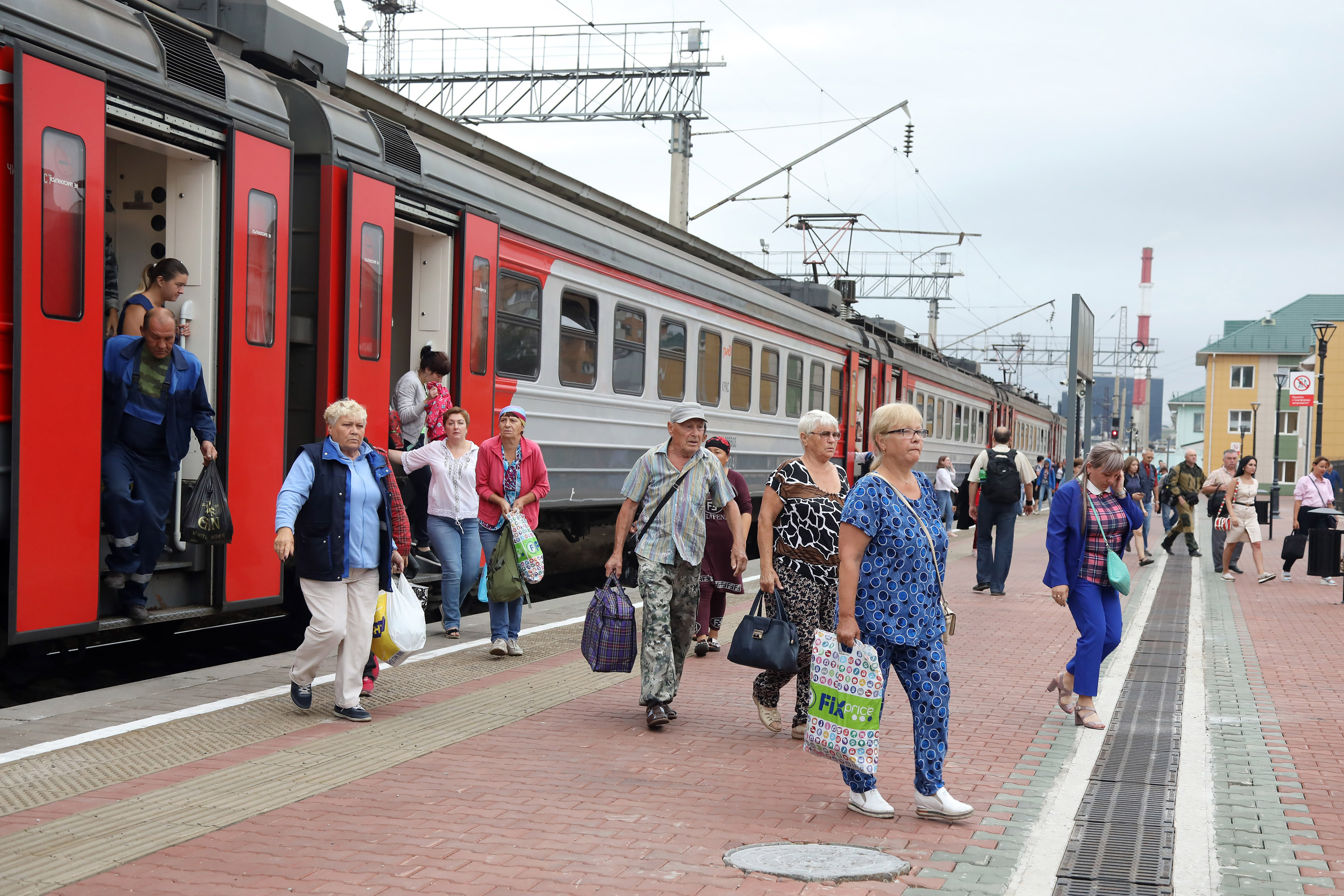 Поезд правды красноярск. Пассажиры на вокзале. Поезд электричка. Станции поезда люди. Люди на платформе электричка.