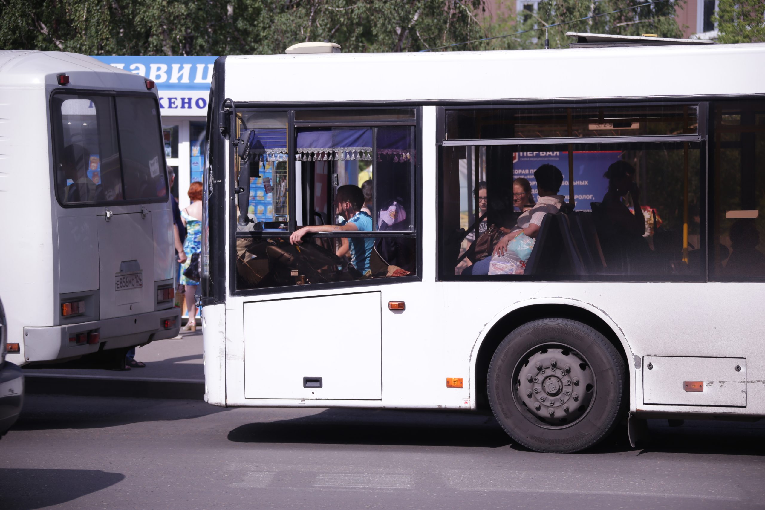 Каждое утро жителям Солнечного приходится бороться за место в общественном транспорте