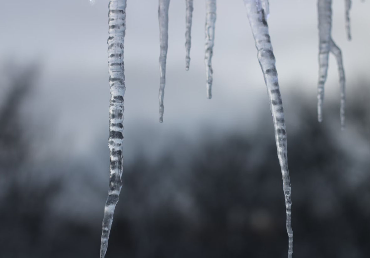 Красноярцы пожаловались на сосульки, свисающие с крыш домов и подъездных козырьков