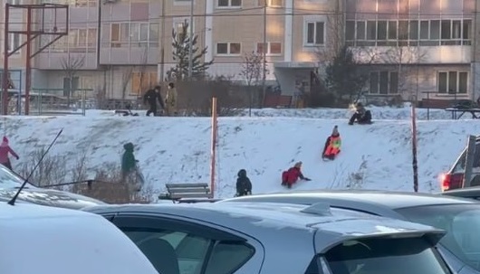По всему Красноярску ​дети катаются со стихийных горок
