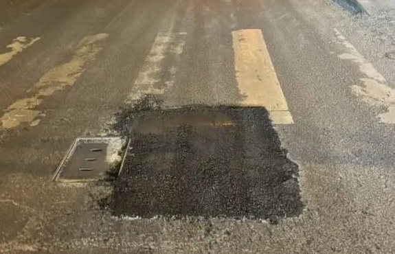 Дорожники залатали самые глубокие ямы на Мичурина