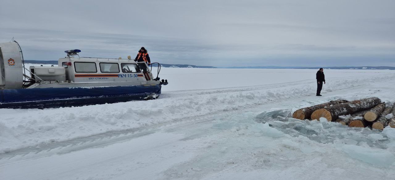 Водитель грузовика выехал на лёд Красноярского водохранилища и провалился вместе с машиной