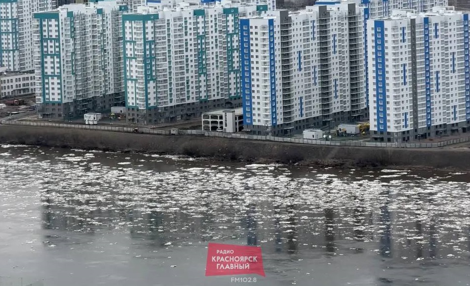 Вскрывшаяся река вышла из берегов в районе поселков Усть-Мана и Манский