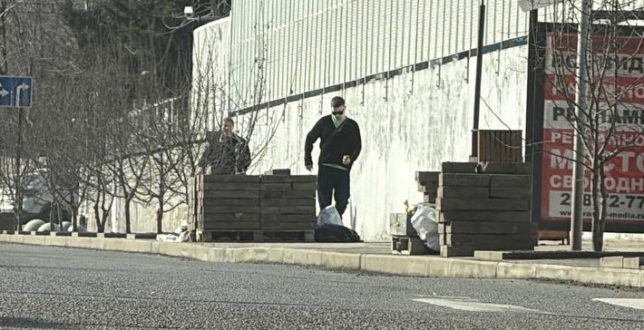 На Перенсона подрядчик по гарантии меняет плитку на тротуаре