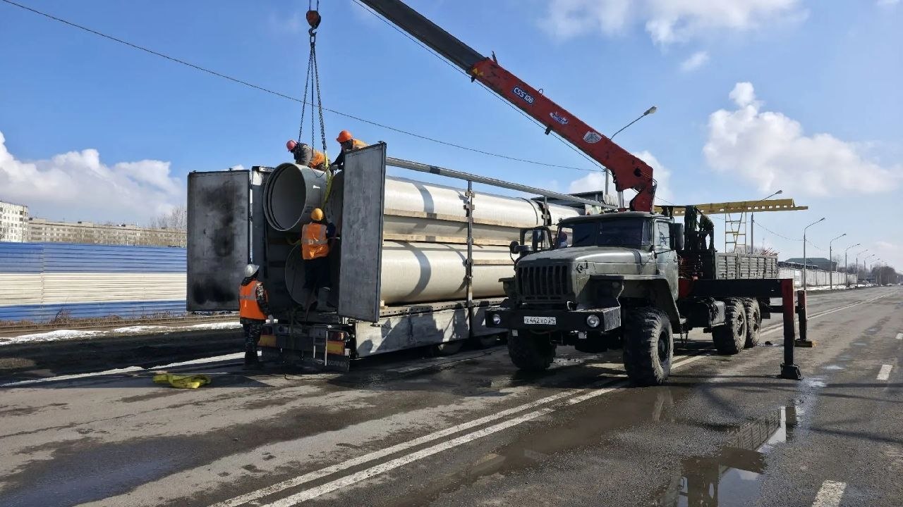 В Красноярск приехала первая партия труб для ремонта коллектора на Семафорной