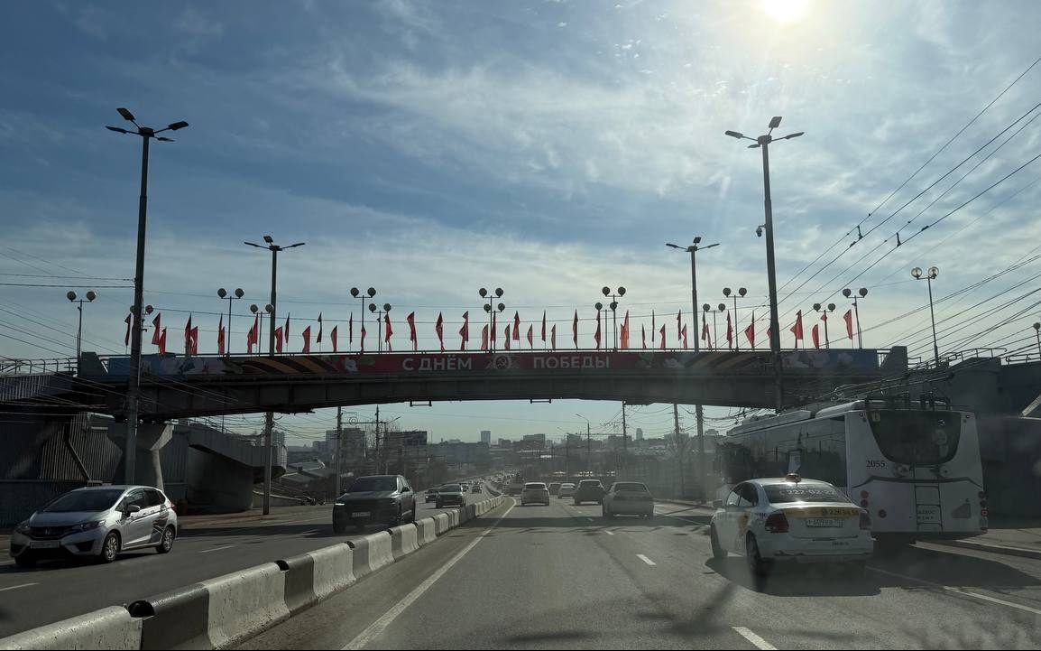 Городские службы начали украшать Красноярск ко Дню Победы