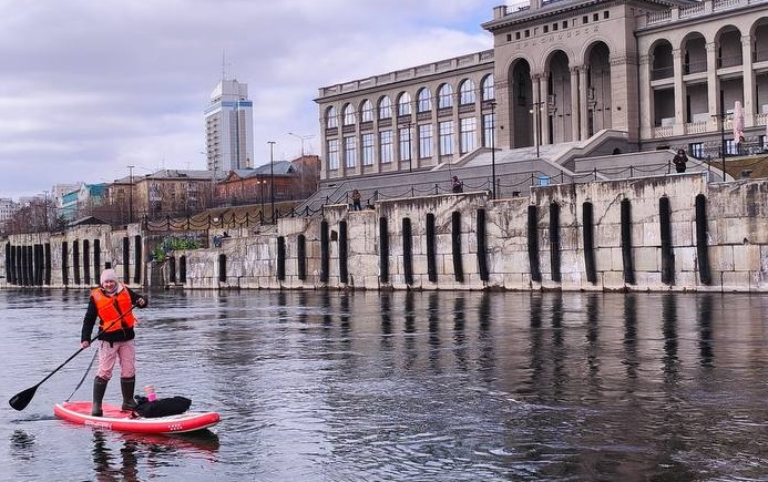 Несмотря на холодный апрель, в Красноярске уже стартовал сезон катания на сапах