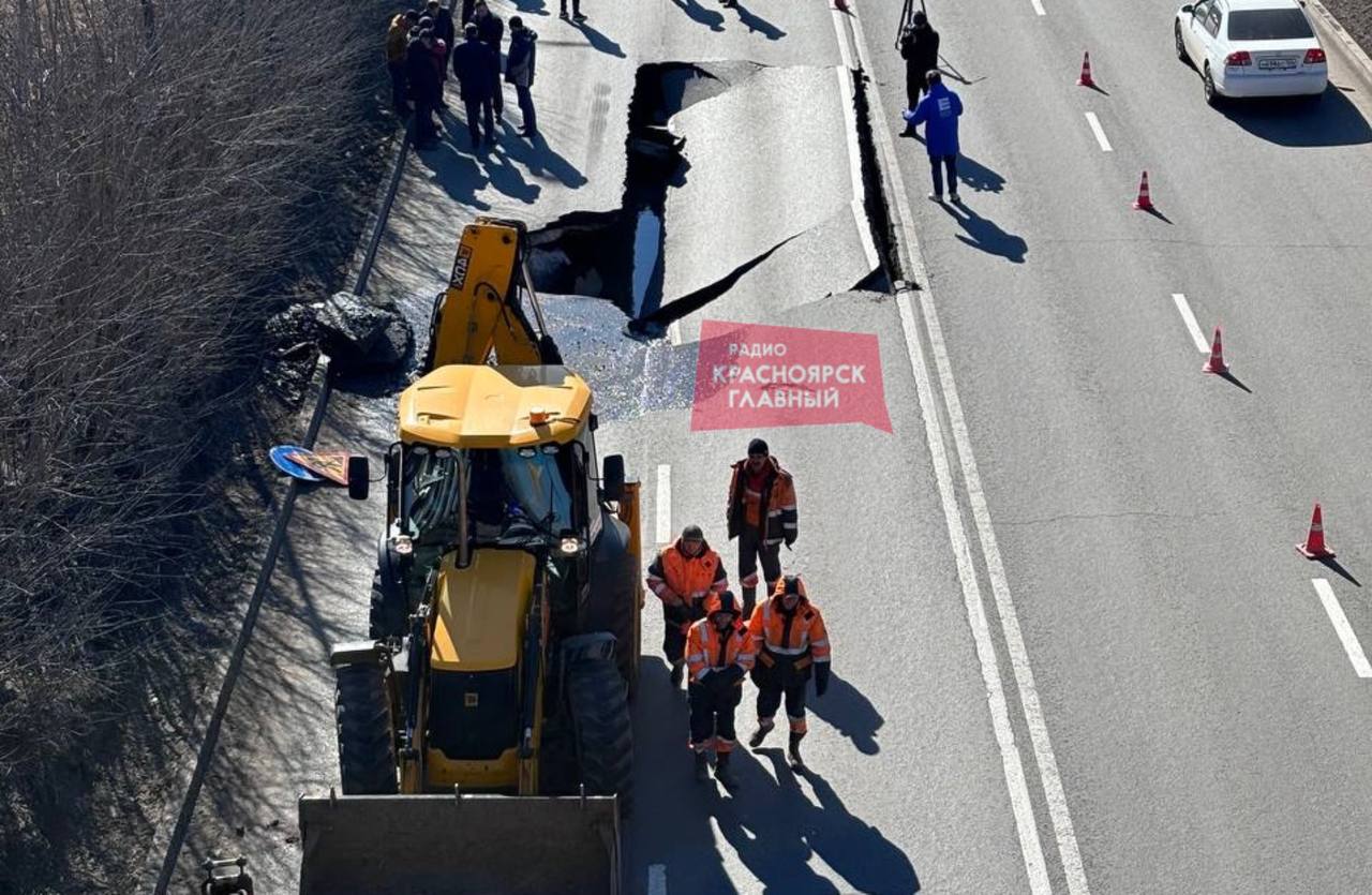 Провал асфальта на Семафорной