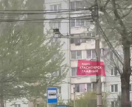 В Красноярске рабочие перевешивают ​дорожные камеры